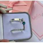 PAR DE ALIANÇAS 4’MM COM RECARTILHO CRAVEJADA AZUL BEBÊ - COM ANEL SOLITÁRIO LUXO