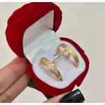 PAR DE ALIANÇAS 3'MM CRAVEJADA FOSCA COM FRISOS - COM ANEL SOLITÁRIO MINI LOVE AZUL CLARO