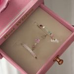 PAR DE ALIANÇAS 2’MM CRAVEJADA/POLIDA - COM ANEL SOLITÁRIO BELIZE ROSA BEBÊ 