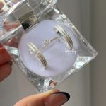 PAR DE ALIANÇAS 3’MM CRAVEJADA FOSCA COM FRISOS - COM ANEL SOLITÁRIO LUXO