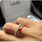 PAR DE ALIANÇAS 2’MM CRAVEJADA/POLIDA - COM ANEL SOLITÁRIO LOVINHO VERMELHO