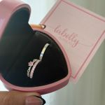 PAR DE ALIANÇAS 2’MM CRAVEJADA/POLIDA ROSA BEBÊ- COM ANEL SOLITÁRIO BELIZE 