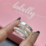 PAR DE ALIANÇAS 2’MM CRAVEJADA/ 3’MM POLIDA - COM ANEL SOLITÁRIO ARIEL