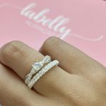 PAR DE ALIANÇAS 2’MM CRAVEJADA/ 3’MM POLIDA - COM ANEL SOLITÁRIO ARIEL