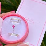 PAR DE ALIANÇAS 2'MM CANTO REBAIXADO FOSCA - COM ANEL SOLITÁRIO IMPERATRIZ PINK
