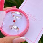 PAR DE ALIANÇAS 3'MM POLIDA COM FRISO - COM ANEL SOLITÁRIO MINI LOVE VERMELHO
