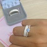 PAR DE ALIANÇAS 4'MM FOSCA COM DOIS FRISOS - COM ANEL SOLITÁRIO LOVE AZUL CLARO