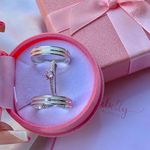 PAR DE ALIANÇAS 4'MM FOSCA CANTO REBAIXADO ZIRCÔNIA CENTRAL - COM ANEL SOLITÁRIO LUXO ROSA