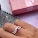 PAR DE ALIANÇAS 2'MM POLIDA CRAVEJADA NO MEIO - COM ANEL SOLITÁRIO LUXO PINK