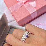 PAR DE ALIANÇAS 4'MM CRAVEJADA - COM ANEL SOLITÁRIO LUXO ROXO
