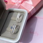 PAR DE ALIANÇAS 4'MM CRAVEJADA AZUL CLARO - COM ANEL SOLITÁRIO MINI LOVE