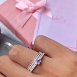 PAR DE ALIANÇAS 3'MM FOSCA COM DOIS FRISOS - COM ANEL SOLITÁRIO MINI LOVE ROXO
