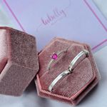 PAR DE ALIANÇAS 2'MM FRISO NO MEIO - COM ANEL SOLITÁRIO MINI LOVE PINK