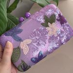 Bolsa Clutch Bordada Lilas