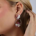 Brinco Flores Madrepérola Detalhes Safira Rosa/Pink