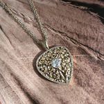 Colar Trinagulo Detalhes em Folhas