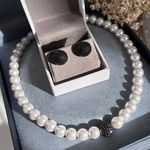 Conjunto Brinco, Colar e Anel Pérola Shell Detalhe Negro