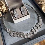 Conjunto Brinco e Colar Copo de Leite Cravejado