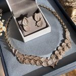 Conjunto Brinco E Colar Copo De Leite Cravejado Dourado
