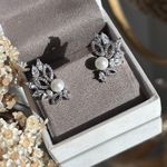 Brinco Folhas Detalhes Pérola