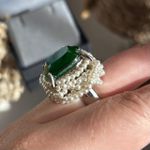 Anel Verde Esmeralda Detalhes Pérola