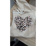 Moletom Gola Canguru com Capuz Coração Print - Bege 