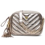 Bolsa Jhully em Couro Feminina na cor Prata Velha com Corrente Dourada e Tassel 