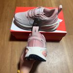 Tênis Feminino NK ZoomX Vomero - Cinza Rosa