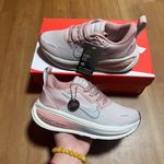 Tênis Feminino NK ZoomX Vomero - Cinza Rosa