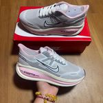 Tênis Feminino NK ZoomX Vomero - Cinza Preto e Rosa
