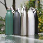 Garrafa de inox 750ml com tampa rosqueável e alça de nylon embutida.