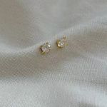 Brinco Ponto de Luz Clássico Banhado em Ouro 18k