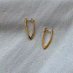 Brinco Curvo Escultural Banhado em Ouro 18k