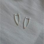 Brinco Curvo Escultural Banhado em Prata 925