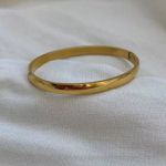 Bracelete Rígido Liso Clássico em Aço Inox Dourado