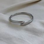 Bracelete Rígido Cruzado Smooth em Aço Inox Prata