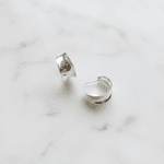 Brinco C-Hoop Escultural Banhado em Prata 925