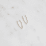 Brinco Curvo Escultural Banhado em Prata 925