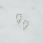 Brinco Curvo Escultural Banhado em Prata 925