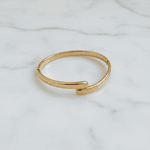 Bracelete Rígido Cruzado Smooth em Aço Inox Dourado