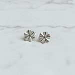 Brinco Flor Pétalas Raiadas em Aço Inox Prata