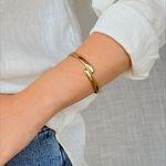 Bracelete Rígido Cruzado Smooth em Aço Inox Dourado