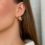 Brinco C-Hoop Escultural Banhado em Ouro 18k