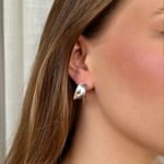 Brinco C-Hoop Escultural Banhado em Prata 925