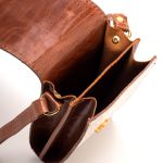 Bolsa Porta Celular em Couro Legítimo Off White e Caramelo Pequena Estilosa e Prática 