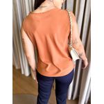 BLUSA CAVADA CREPE DE SEDA DECOTE CARAMELO