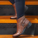 Bota Rafaela Cano Baixo Detalhe Metal Couro Chocolate 