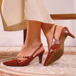 Scarpin Slingback Lais Bico Fino Detalhe Fivela Whisky