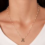 Colar pérolas letra A