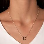 Colar pérolas letra C